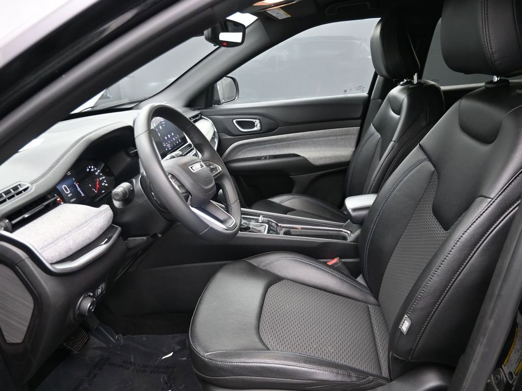 Used 2025 Jeep Compass Latitude image 17