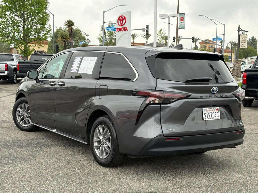 Used 2025 Toyota Sienna XLE image 5