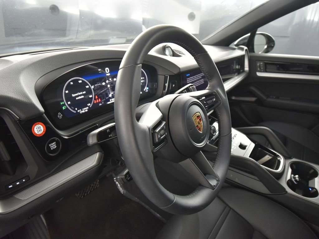 Used 2024 Porsche Cayenne Coupe image 4