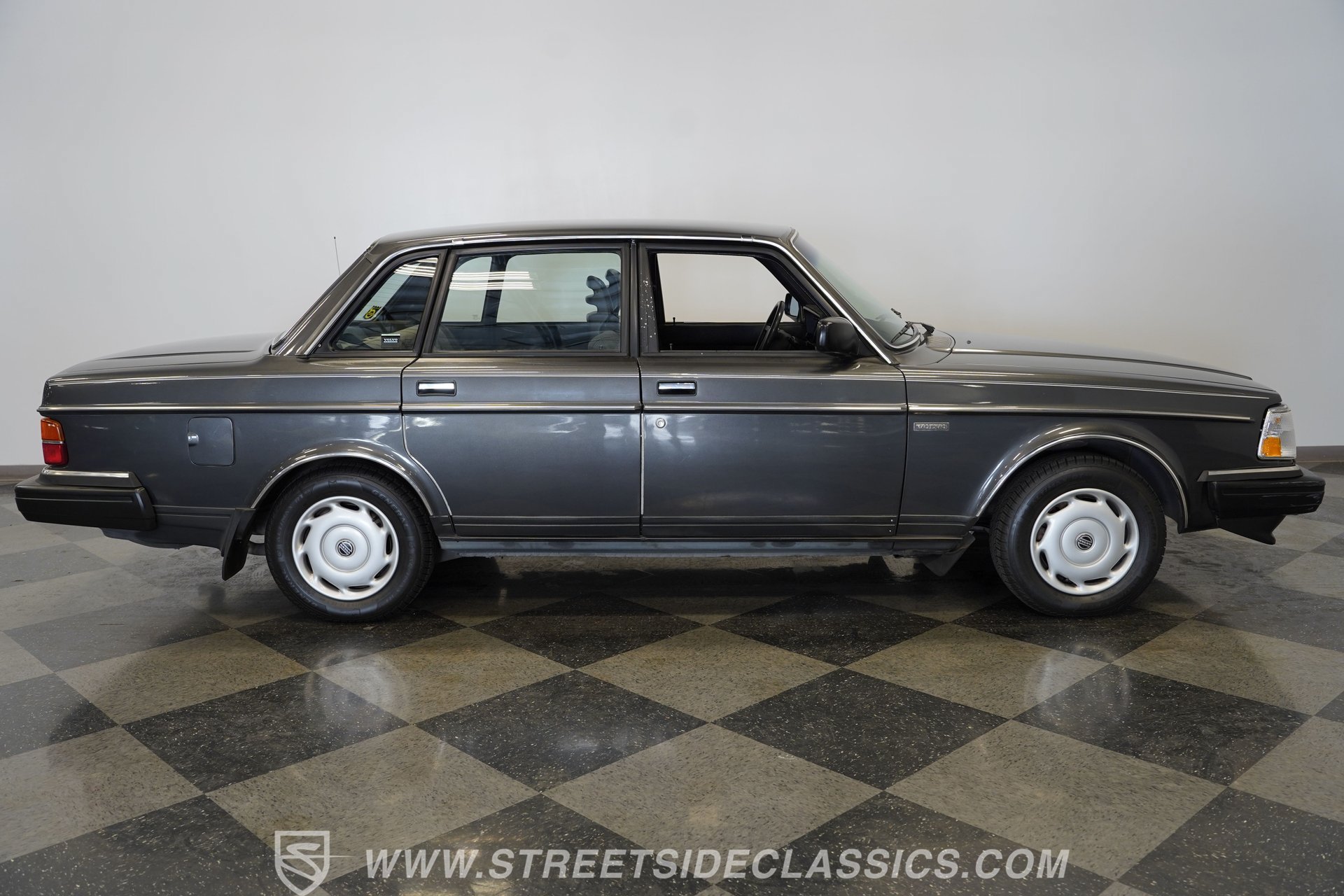 Used 1988 Volvo 240 Sedan RWD image 15
