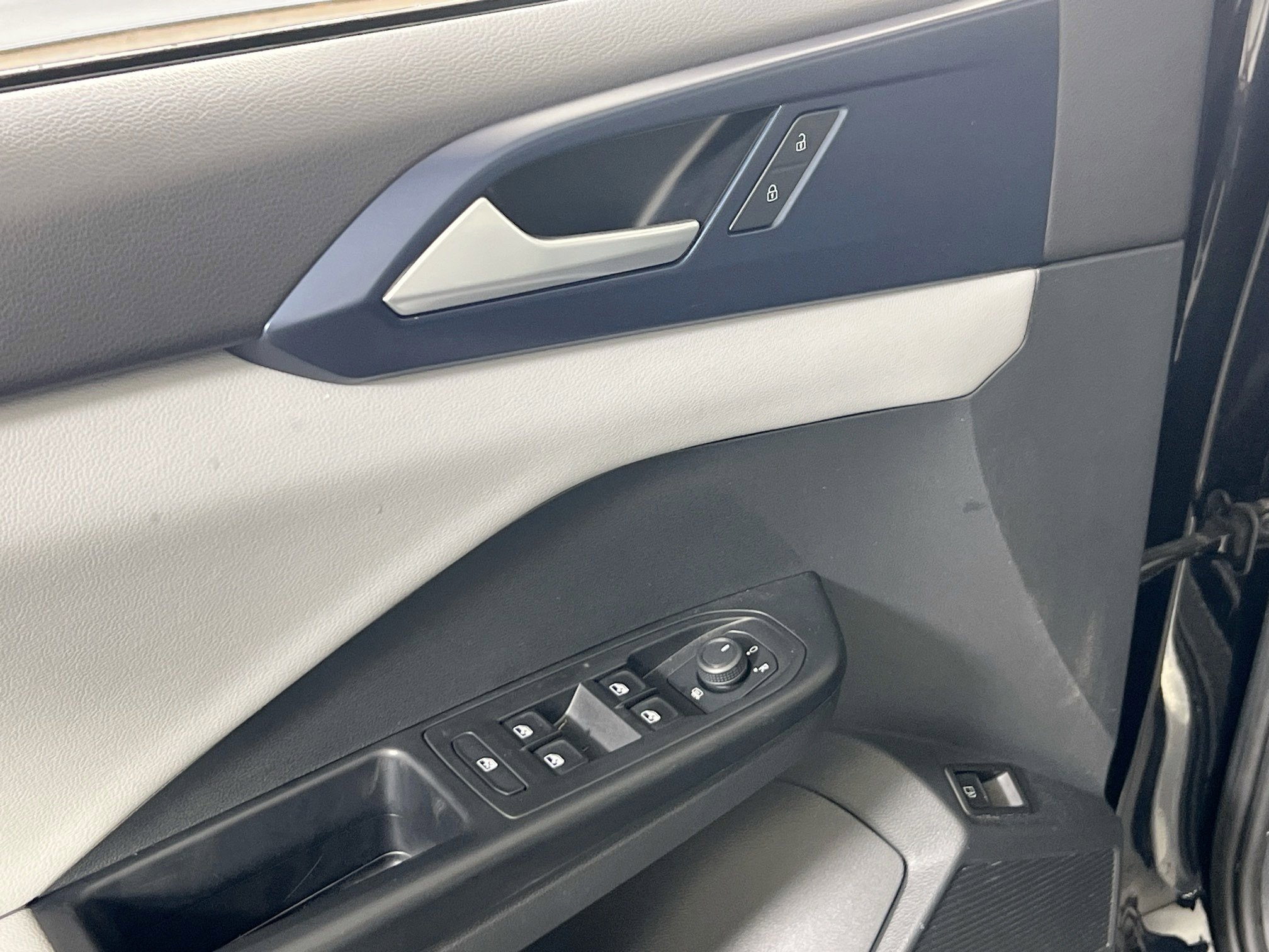 Used 2023 Volkswagen Taos SE AWD/4WD image 17