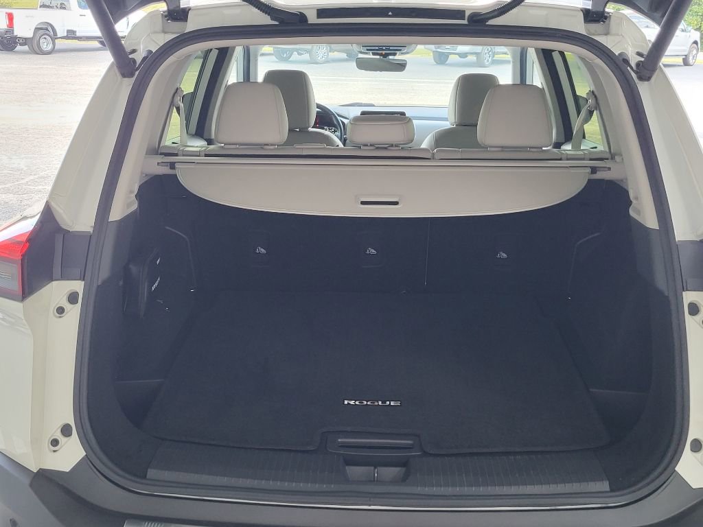 Used 2023 Nissan Rogue SV w/ SV Premium B Package image 4