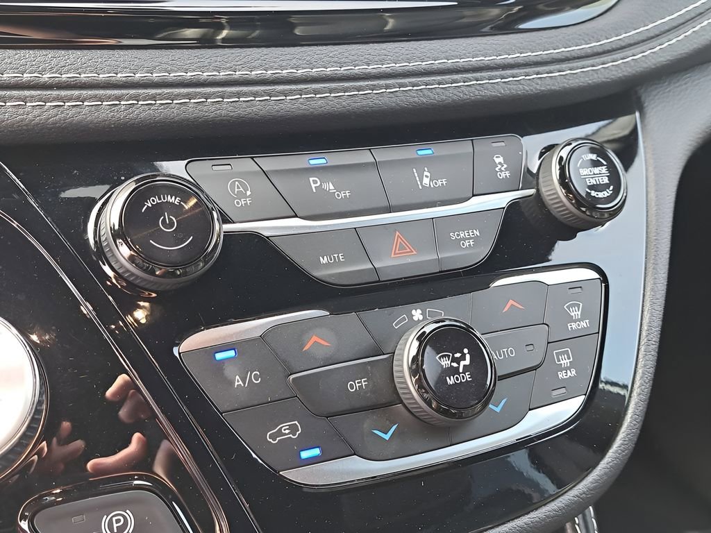 Used 2025 Chrysler Pacifica Limited image 23