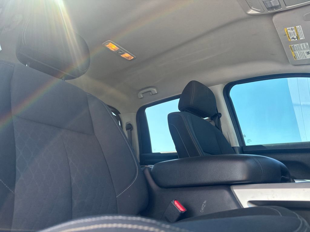 Used 2018 Nissan Titan SV w/ SV Convenience Package RWD image 26