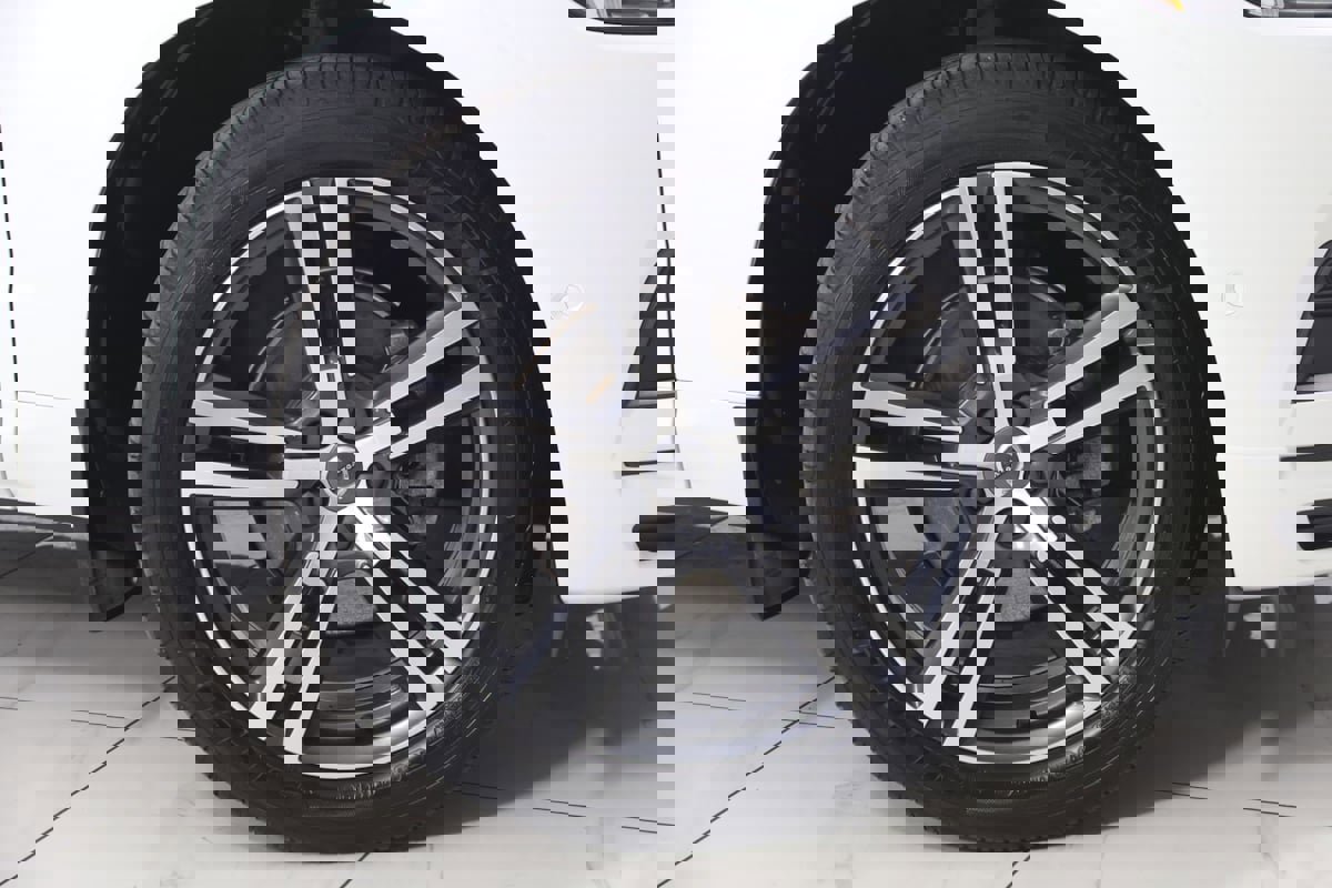 Used 2019 Volvo XC60 T5 Momentum w/ Multimedia Package image 16