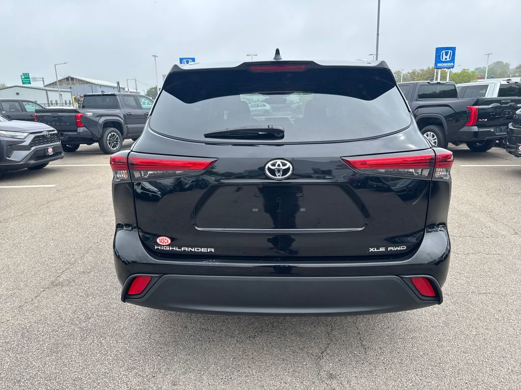 Used 2023 Toyota Highlander XLE AWD/4WD image 6