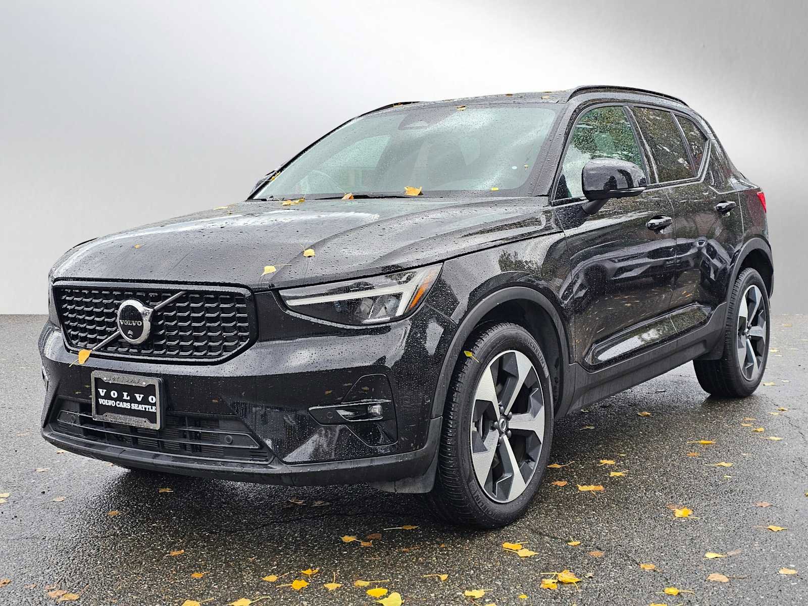Certified 2025 Volvo XC40 B5 Plus image 7