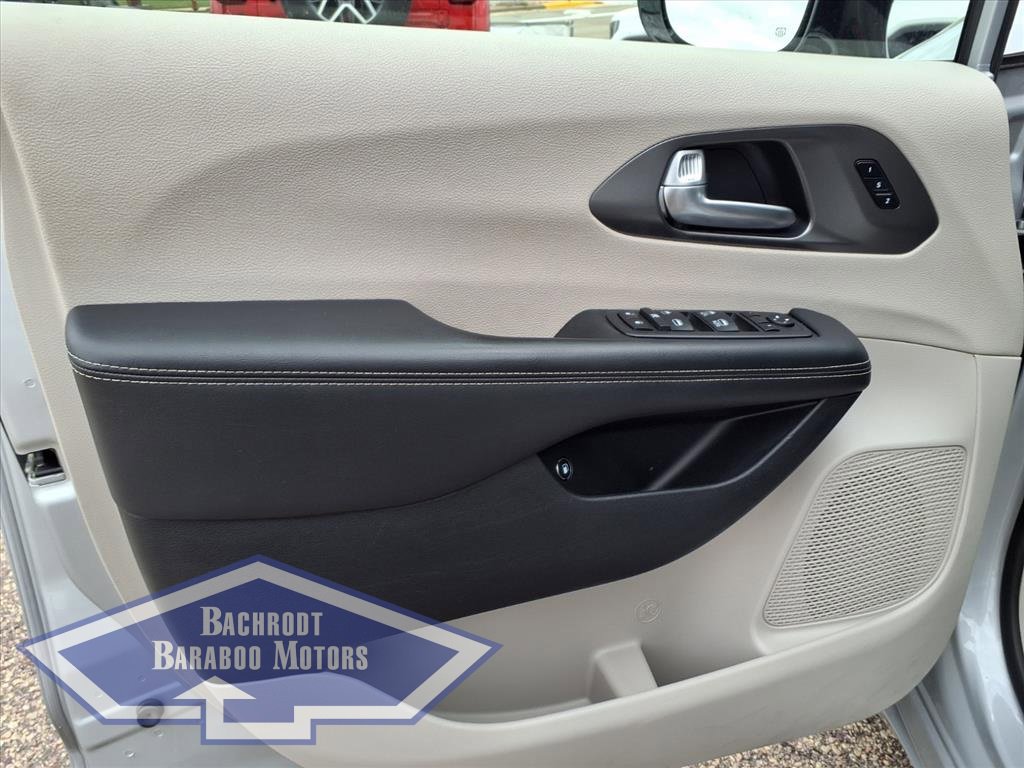Used 2024 Chrysler Pacifica Select image 16
