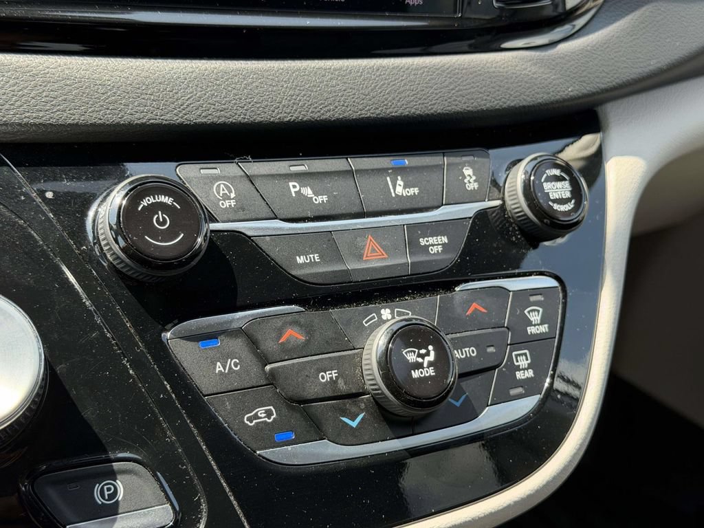 Used 2024 Chrysler Pacifica Touring-L FWD image 23