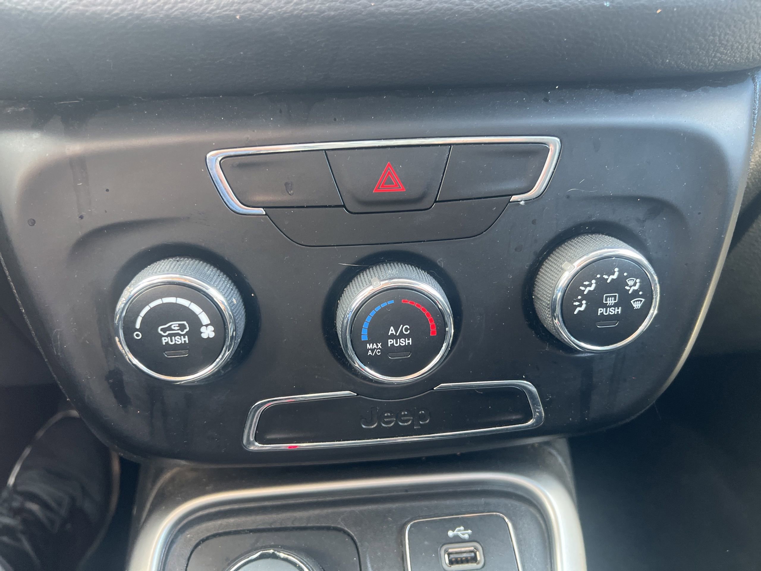 Used 2018 Jeep Compass Latitude AWD/4WD image 13