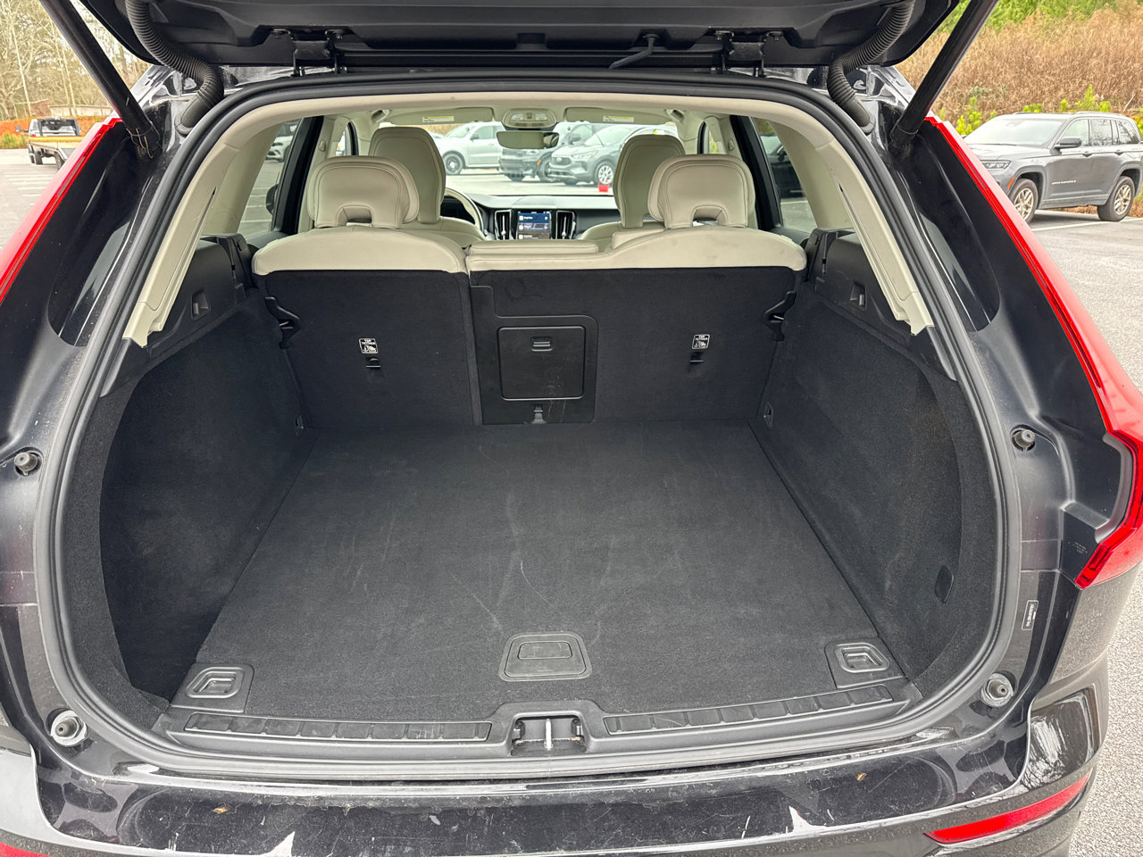 Used 2024 Volvo XC60 B5 Core image 18