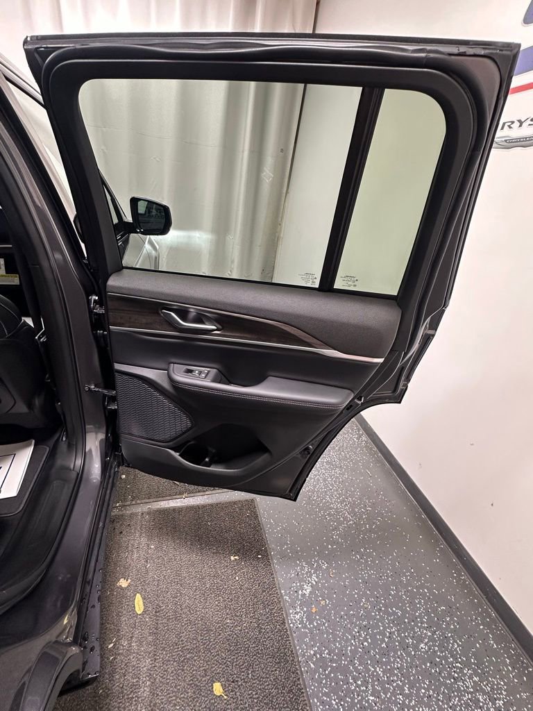 New 2025 Jeep Grand Cherokee Limited image 24