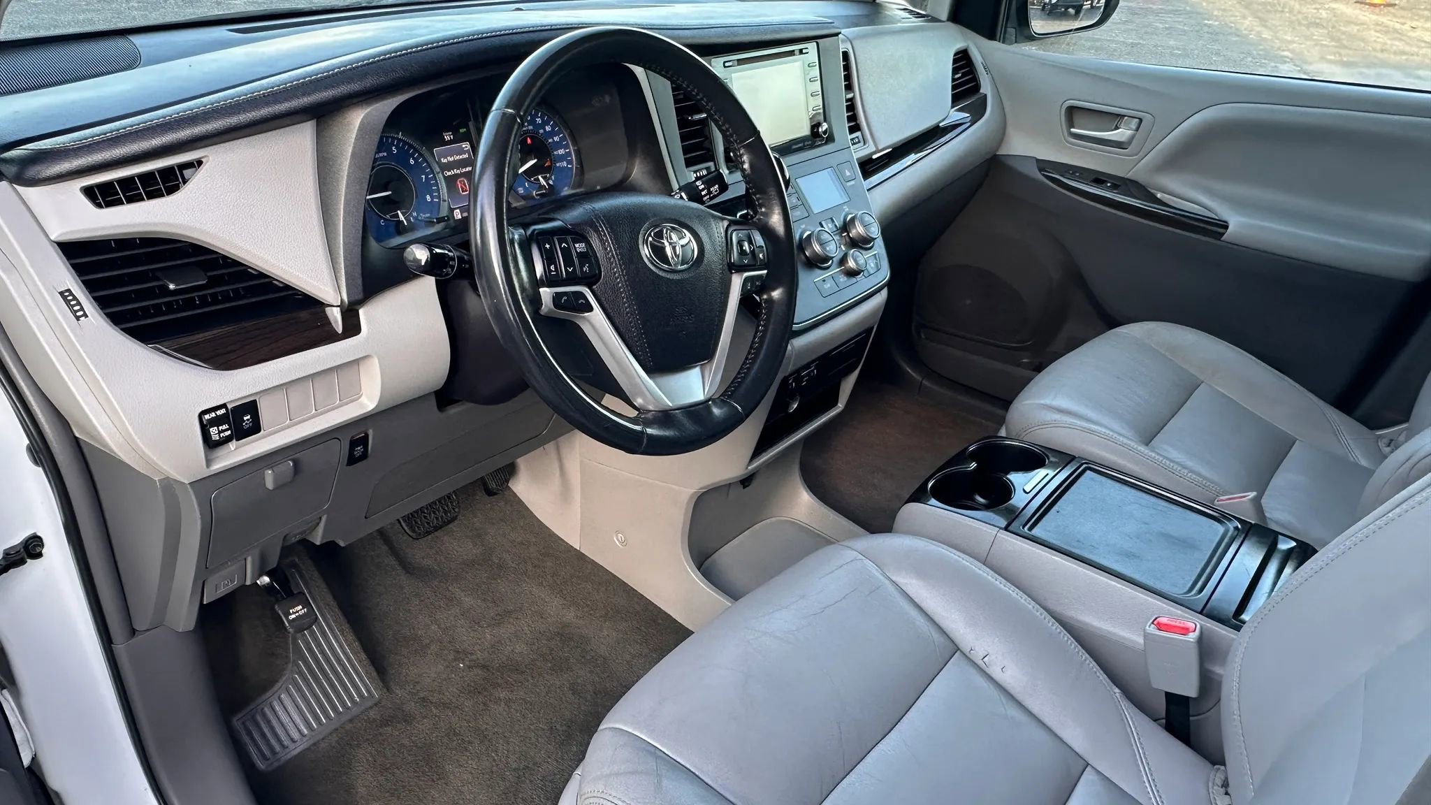 Used 2019 Toyota Sienna XLE w/ Protection Package image 11