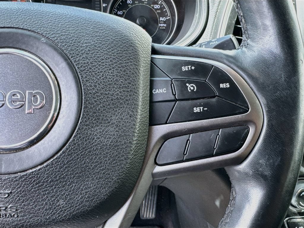 Used 2019 Jeep Cherokee Latitude Plus w/ Cold Weather Group AWD/4WD image 13