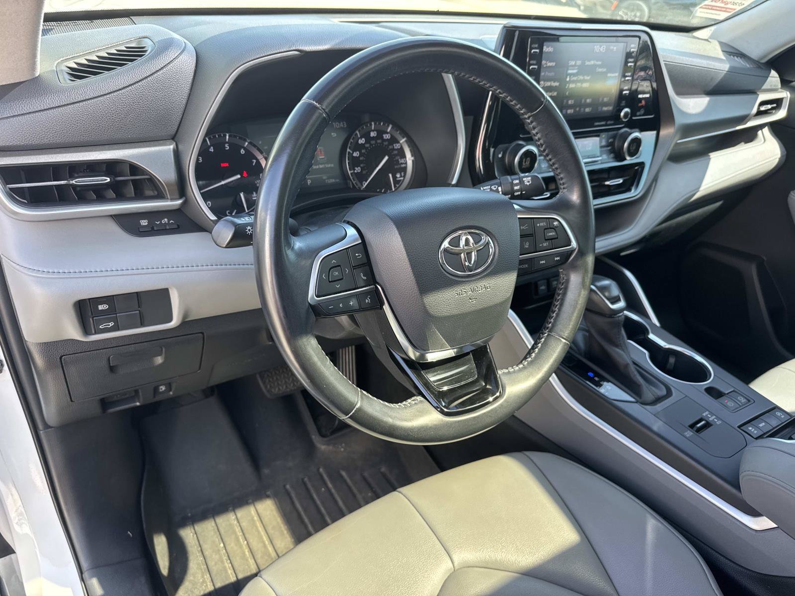 Used 2020 Toyota Highlander XLE FWD image 19