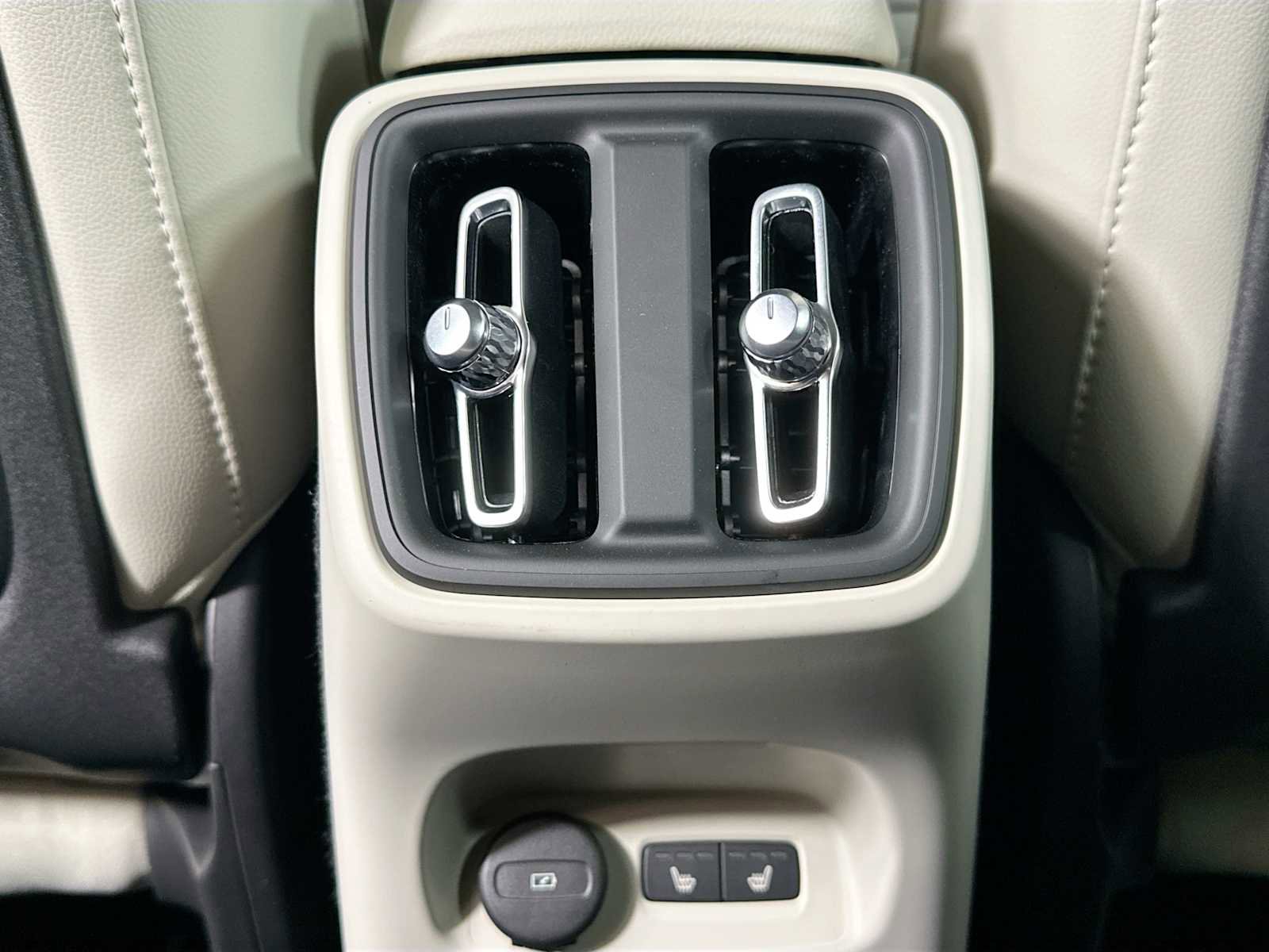 New 2026 Volvo XC40 B5 Ultra w/ Climate Package image 23