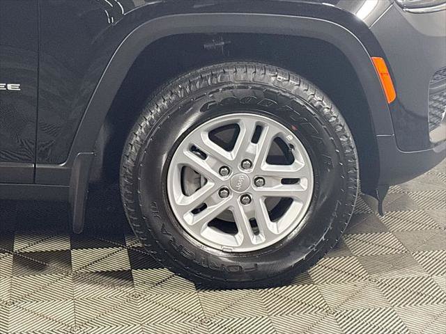 Certified 2025 Jeep Grand Cherokee Laredo w/ MOPAR Finishing Package AWD/4WD image 23