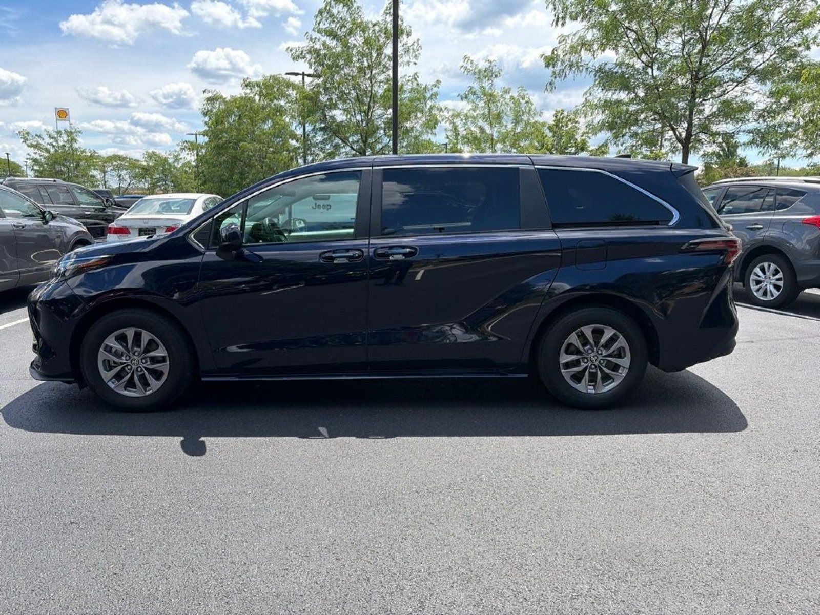 Used 2024 Toyota Sienna LE AWD/4WD image 10