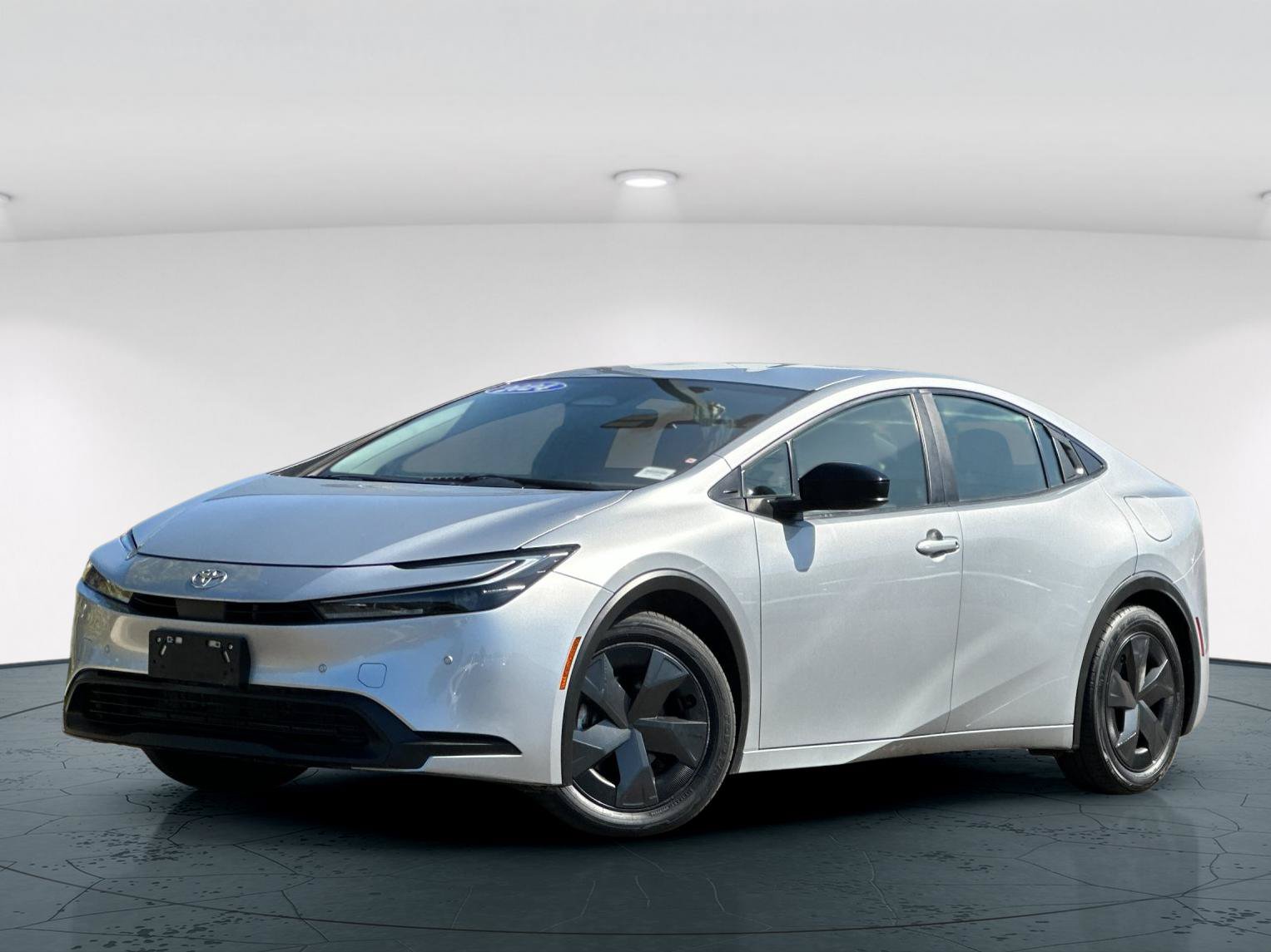 Used 2024 Toyota Prius LE FWD image 2