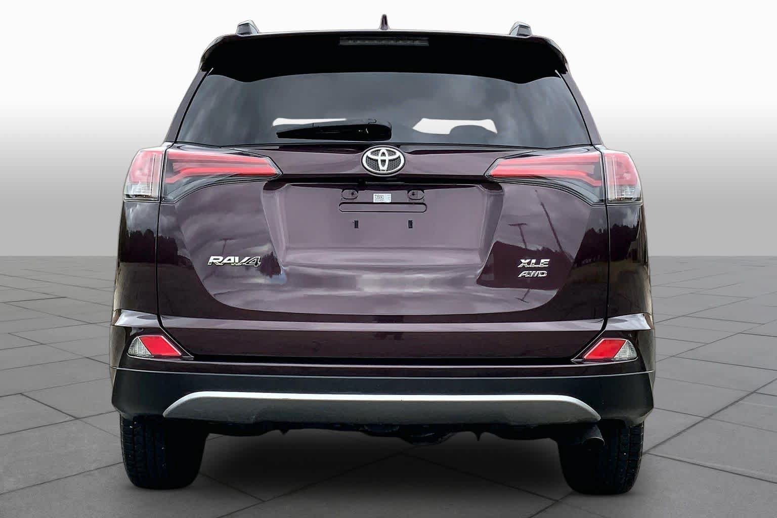 Used 2017 Toyota RAV4 XLE AWD/4WD image 5