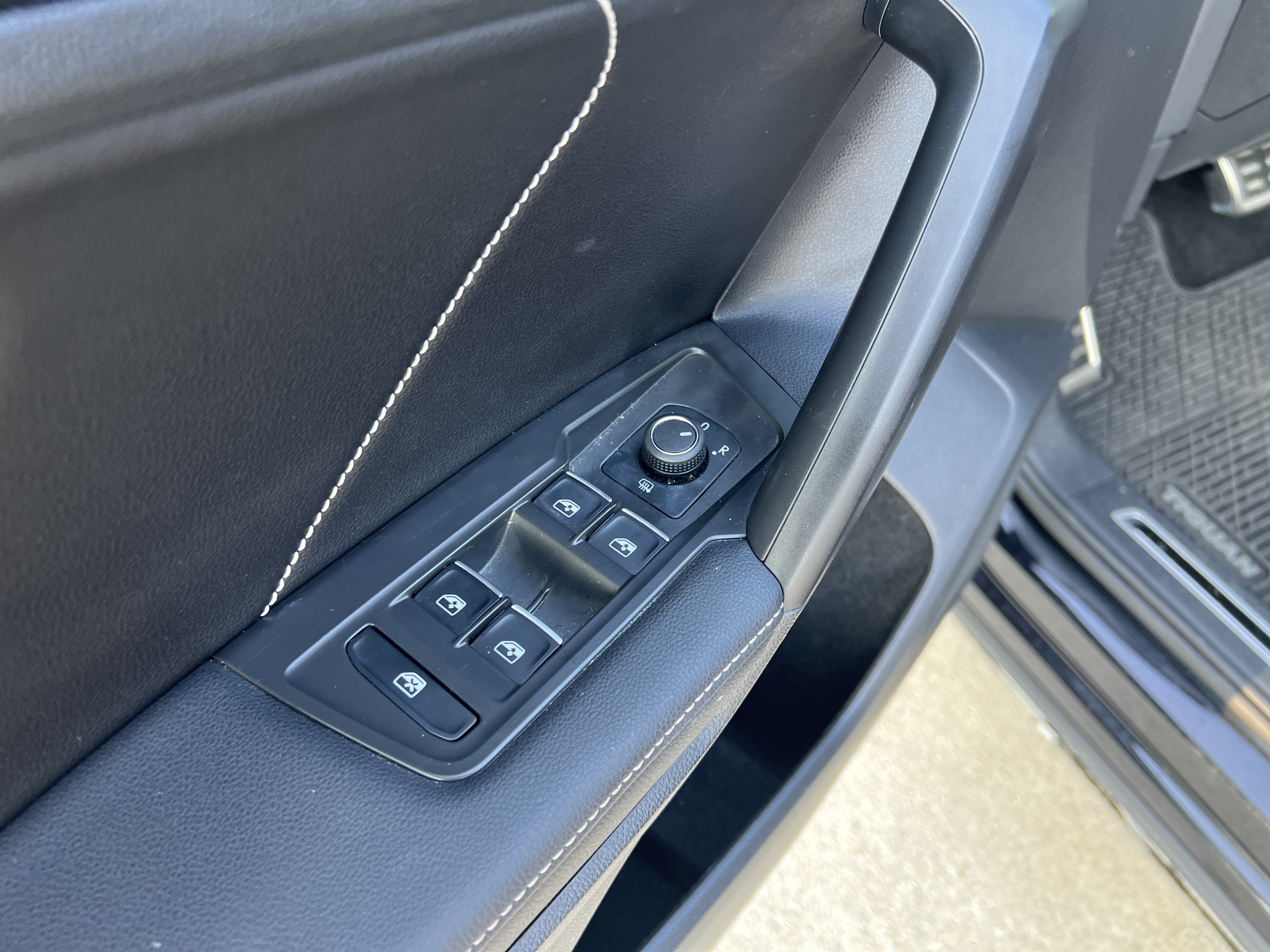 Certified 2022 Volkswagen Tiguan SE R-Line FWD image 11