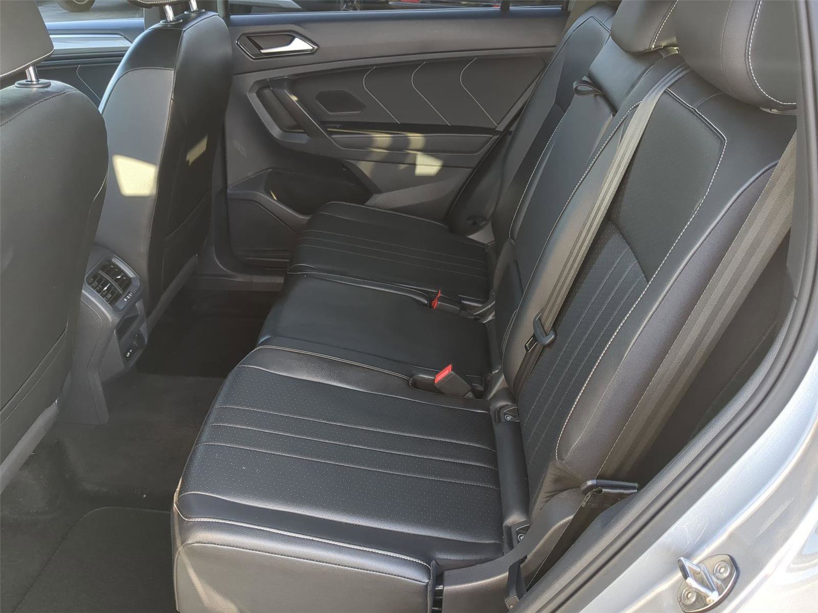 Used 2022 Volkswagen Tiguan SE R-Line image 15