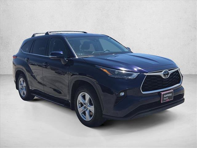 Used 2022 Toyota Highlander LE FWD image 3