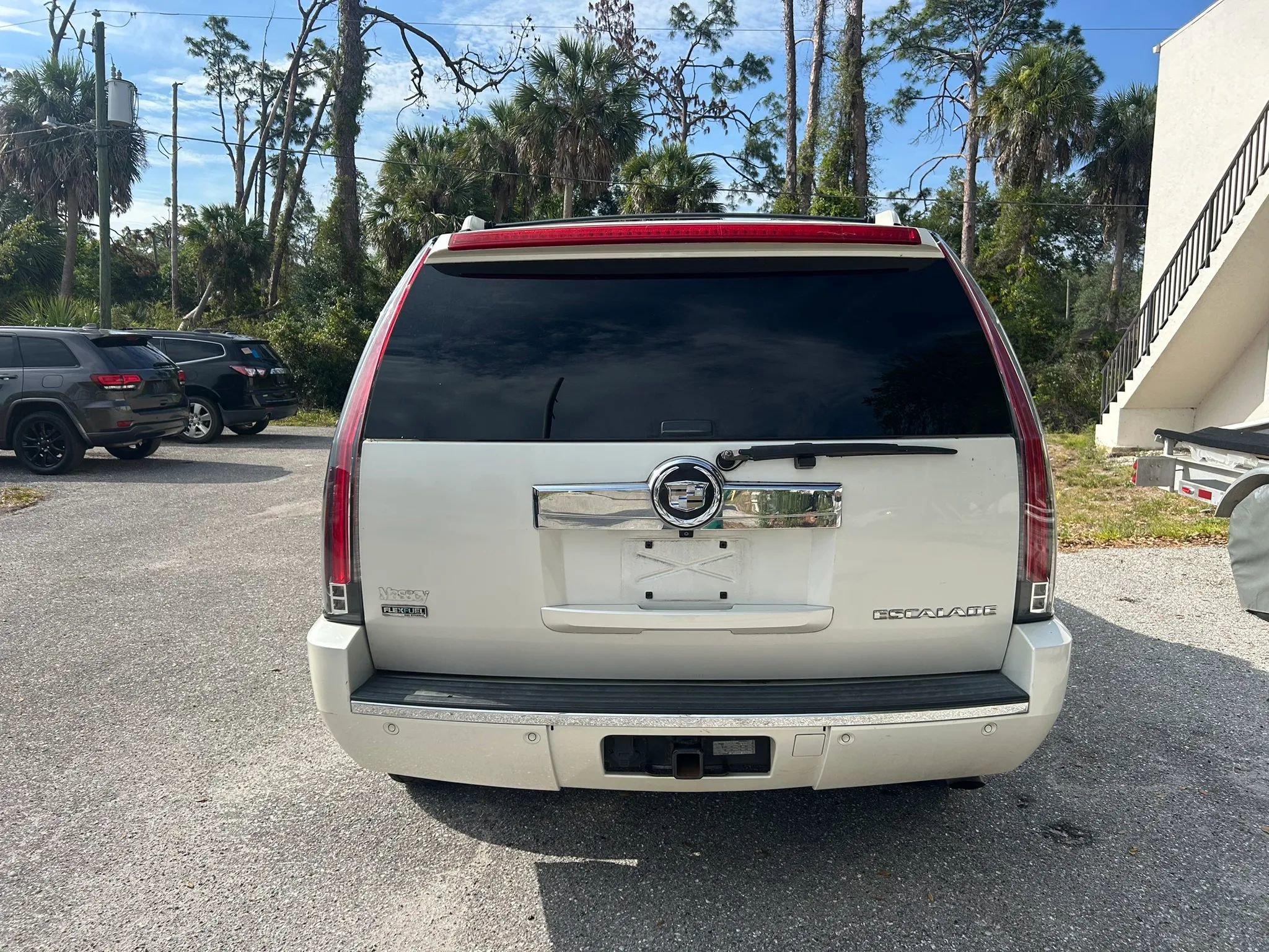 Used 2011 Cadillac Escalade Premium RWD image 9
