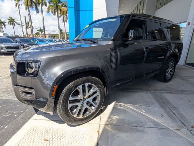 Used 2023 Land Rover Defender 130 X-Dynamic SE image 3