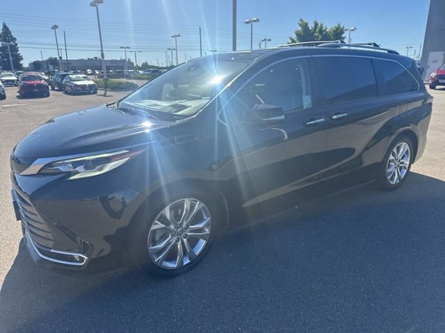 Used 2021 Toyota Sienna Platinum FWD image 2