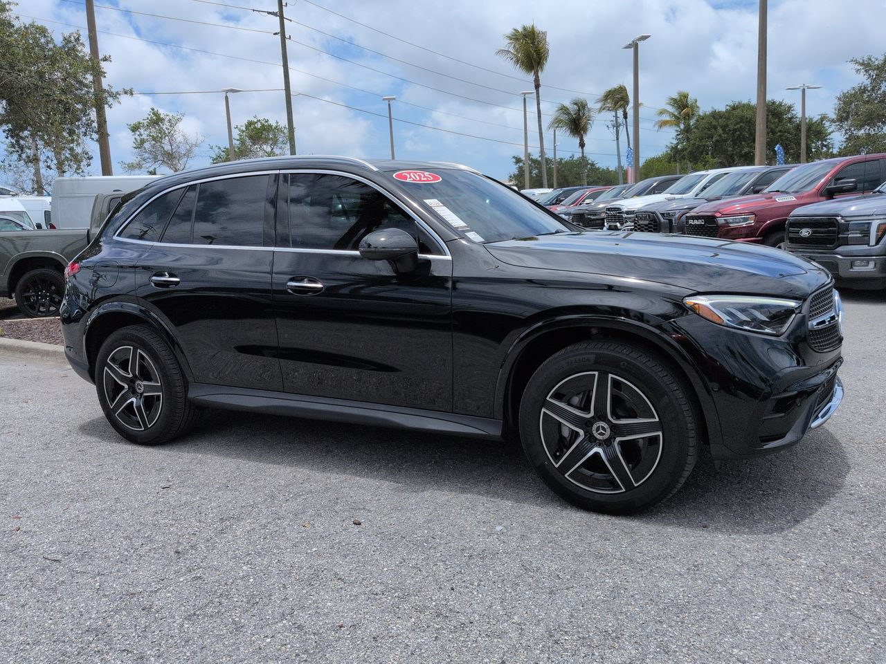 Used 2025 Mercedes-Benz GLC 300 4MATIC image 2