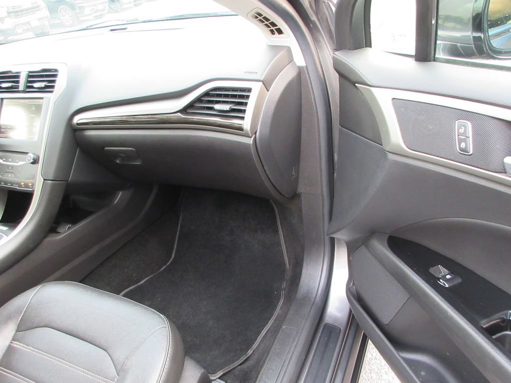 Used 2015 Ford Fusion SE w/ Equipment Group 202A FWD image 18