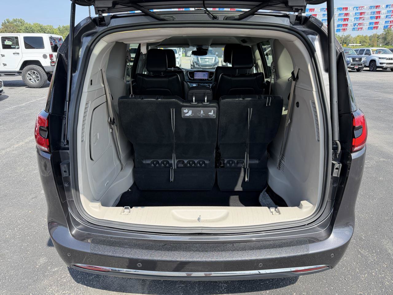 Used 2021 Chrysler Pacifica Touring-L FWD image 6