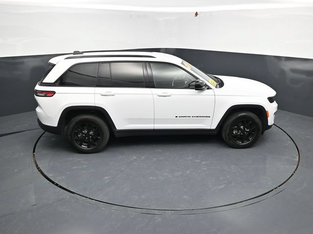 Used 2025 Jeep Grand Cherokee Altitude AWD/4WD image 42