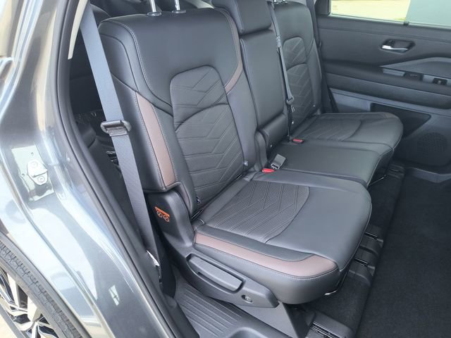 New 2025 Nissan Pathfinder Platinum image 16