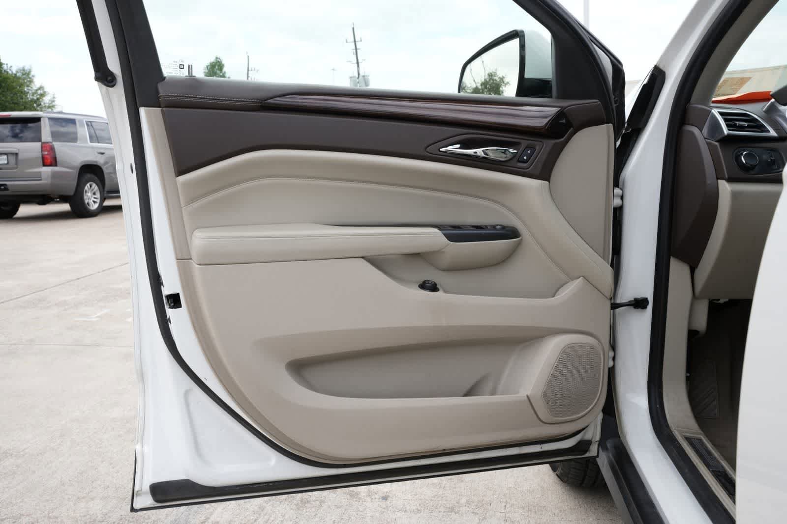 Used 2015 Cadillac SRX Luxury w/ Driver Awareness Package AWD/4WD image 18