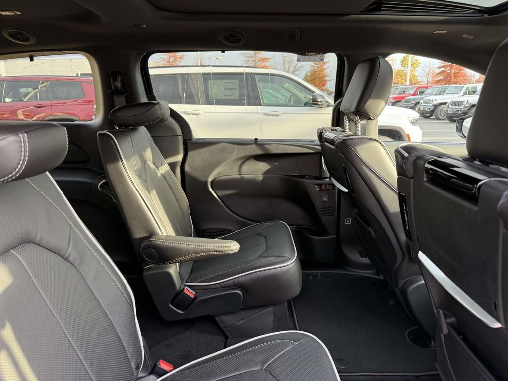 New 2026 Chrysler Pacifica Limited w/ Uconnect Theater Family Group AWD/4WD image 16