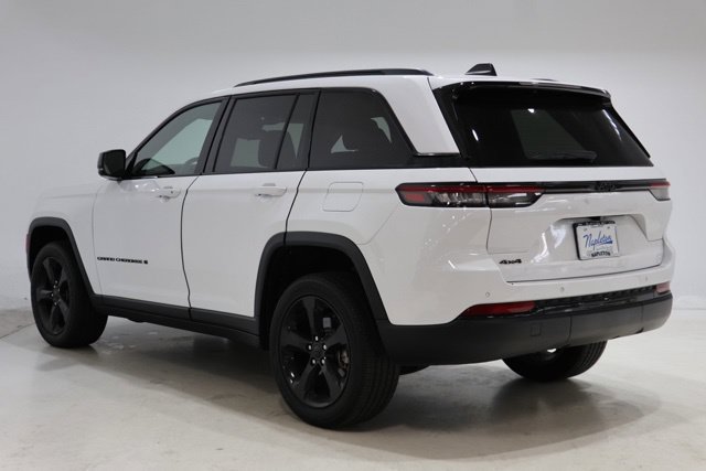 Used 2023 Jeep Grand Cherokee Altitude AWD/4WD image 6