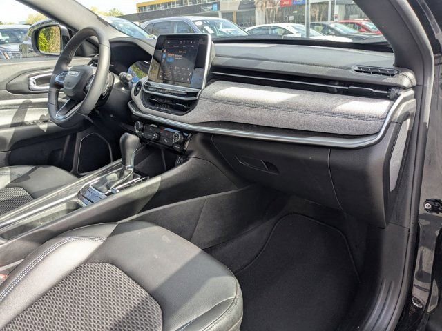 Used 2025 Jeep Compass Latitude image 29