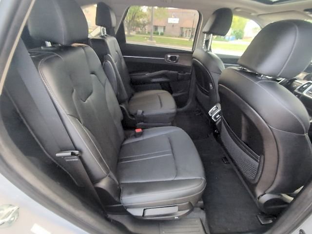 Used 2023 Kia Sorento EX w/ Panoramic Sunroof Package FWD image 4
