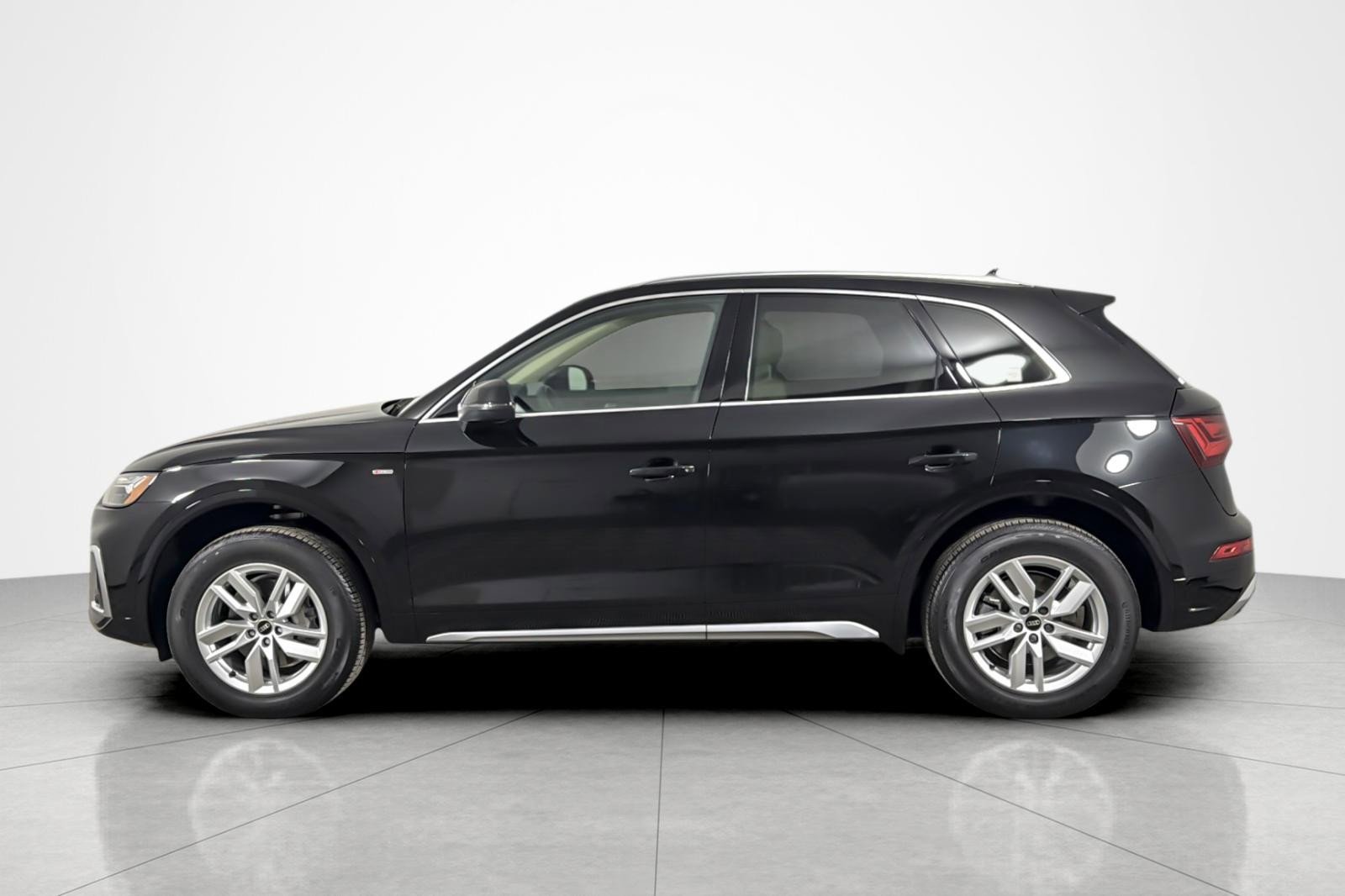 Used 2023 Audi Q5 2.0T Premium w/ Convenience Package AWD/4WD image 2