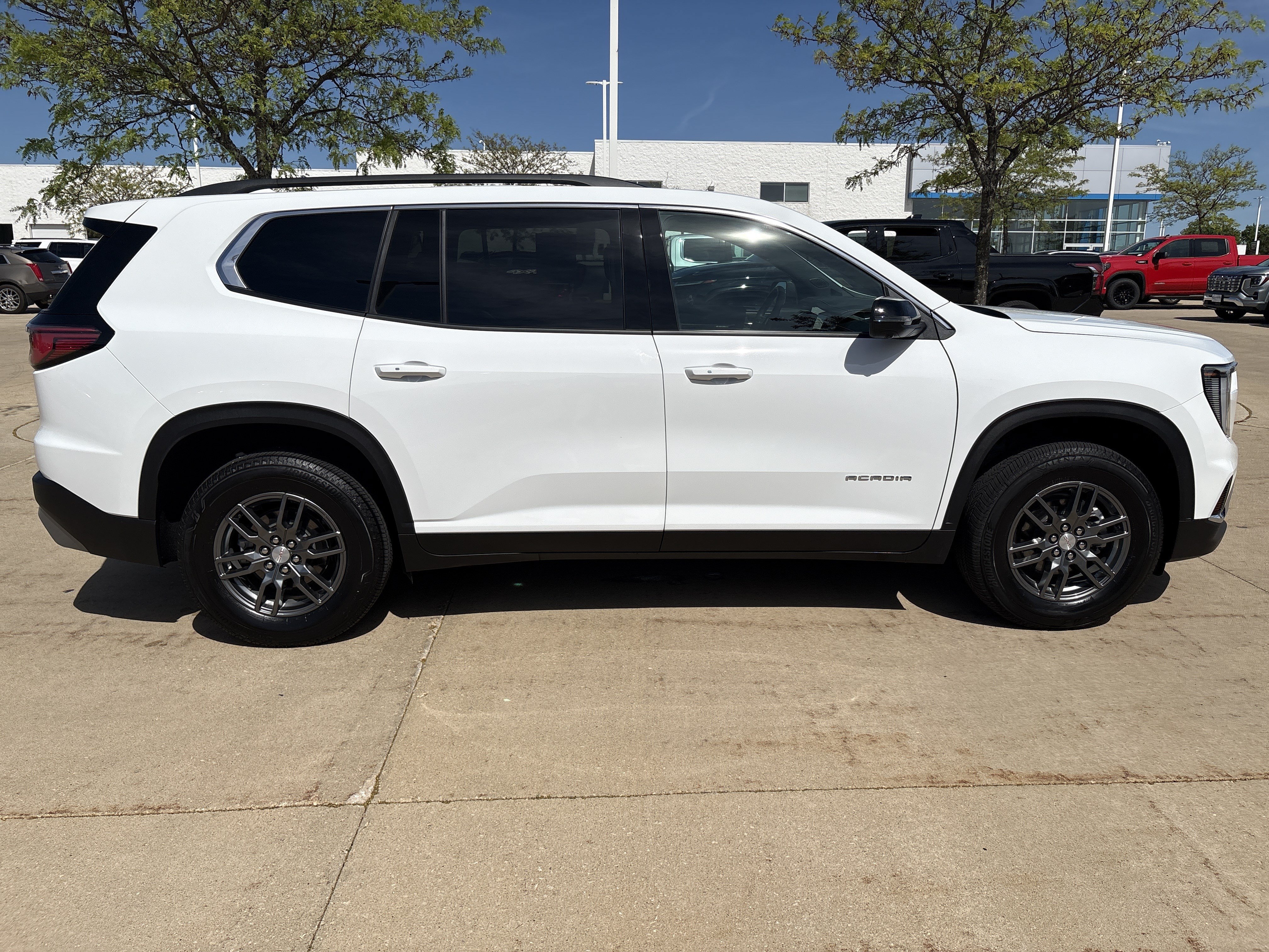 Used 2025 GMC Acadia Elevation FWD image 8