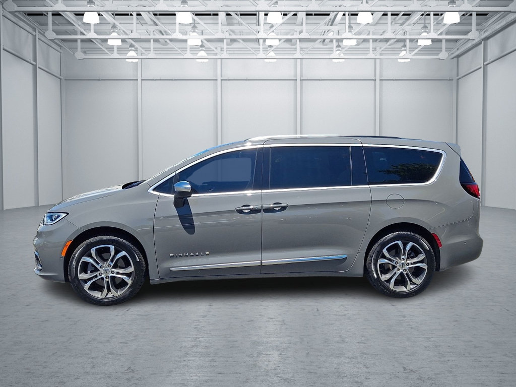 Used 2025 Chrysler Pacifica Pinnacle AWD/4WD image 6