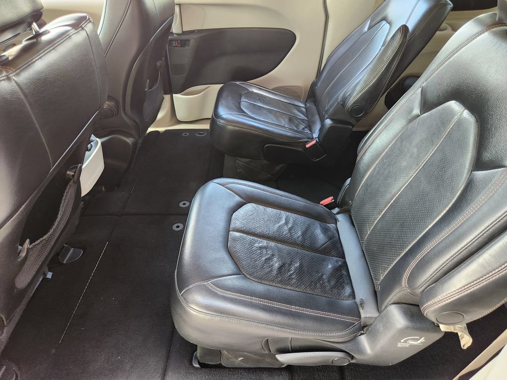 Used 2018 Chrysler Pacifica Touring-L FWD image 32