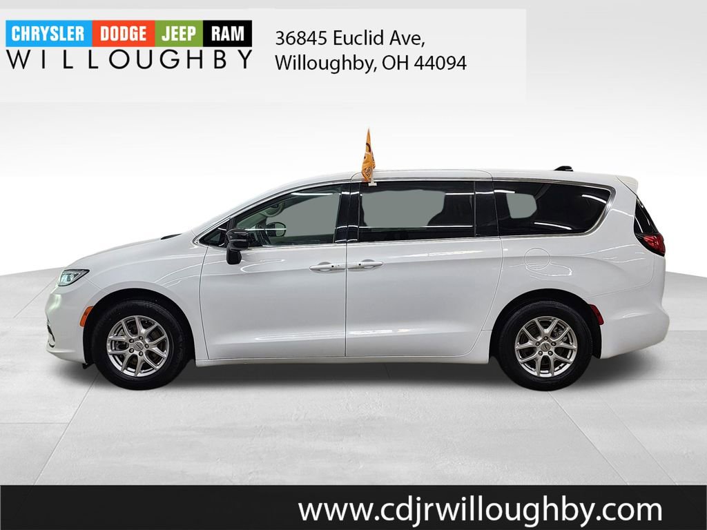 Used 2024 Chrysler Pacifica Touring-L image 5