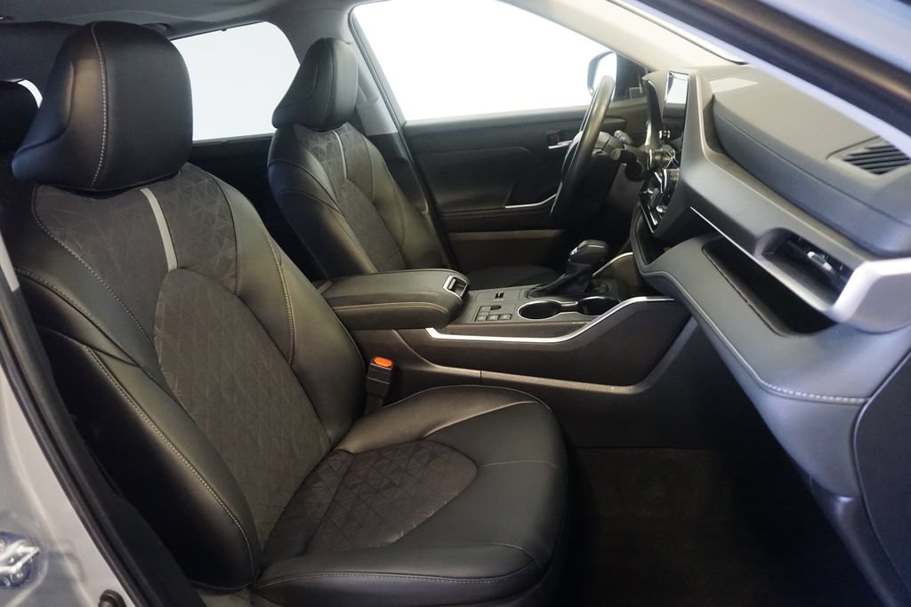 Used 2025 Toyota Highlander XLE AWD/4WD image 27