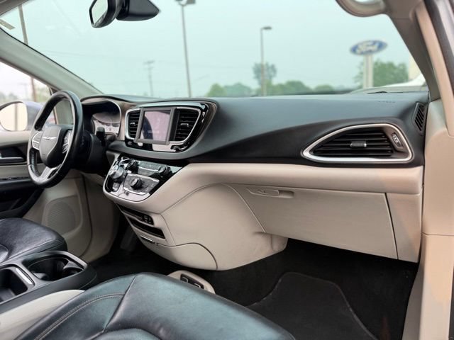 Used 2019 Chrysler Pacifica Touring-L FWD image 13