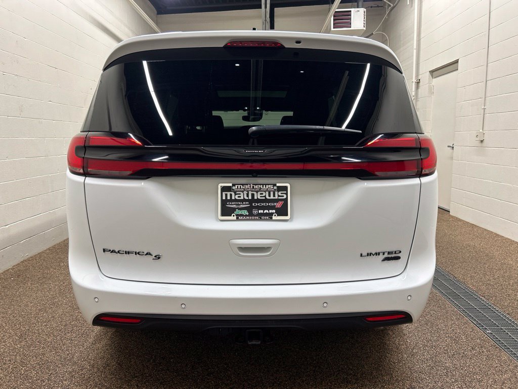 Used 2025 Chrysler Pacifica Limited w/ Trailer Tow Group AWD/4WD image 3