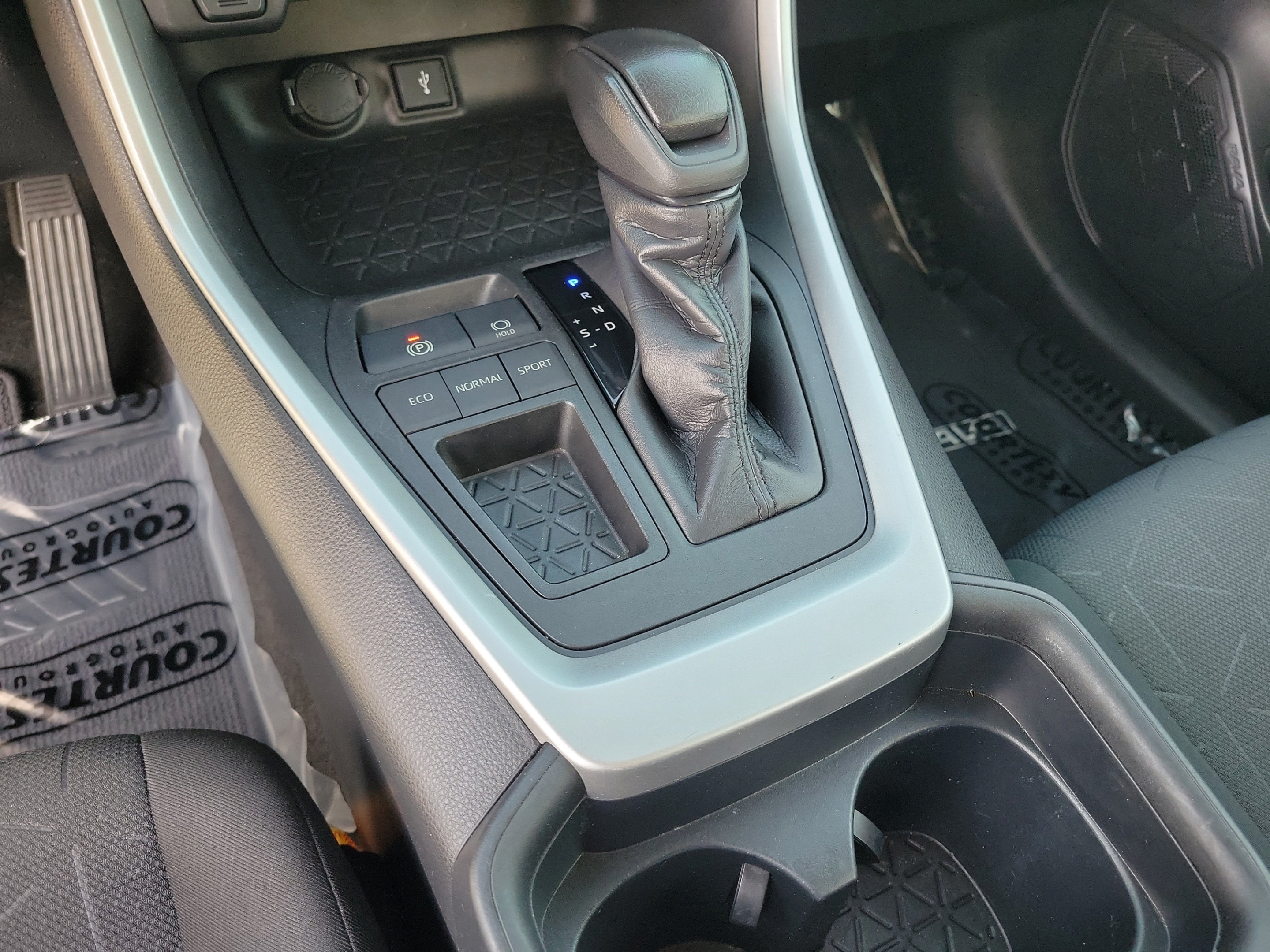 Used 2020 Toyota RAV4 XLE w/ Convenience Package FWD image 22