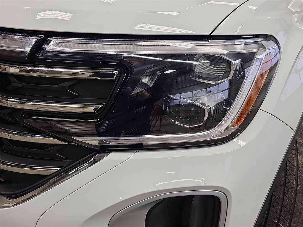 Used 2025 Volkswagen Atlas SE image 32